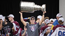 Legendární Joe Sakic se rovn zúastnil oslav vítzství ve finále play off NHL.