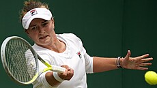 Barbora Krejíková bhem zápasu tetího kola Wimbledonu.