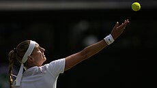 Petra Kvitová servíruje v zápase třetího kola Wimbledonu.