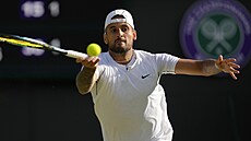 Nick Kyrgios v zápase tetího kola Wimbledonu proti Stefanosi Tsitsipasovi.