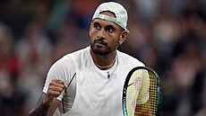 Nick Kyrgios se raduje v zápase tetího kola Wimbledonu proti Stefanosi...