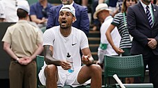 Nick Kyrgios pok�ikuje do své lo�e v osmifinálovém zápase Wimbledonu.