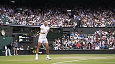 Rafael Nadal odvrací úder v osmifinálovém zápase Wimbledonu proti Botici Van de...