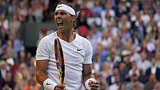 Rafael Nadal se raduje z vítězného bodu v osmifinálovém zápase Wimbledonu proti...