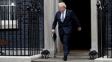 Britský premiér Boris Johnson přichází oznámit rezignaci na post lídra...
