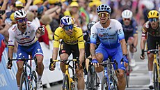 Nizozemský cyklista Dylan Groenewegen (ve světle modré) vítězí ve třetí etapě...