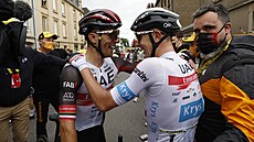 Slovinský cyklista Tadej Pogačar v bílém dresu se raduje s týmovým kolegou z...