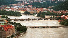 Rozvodnná Vltava - Mánesv most a Karlv most. Povodn 2002.