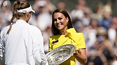 Vévodkyn z Cambridge pedává trofej pro vítzku Wimbledonu kazaské tenistce...