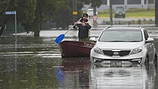 Více ne 85 tisíc Australan vyhnala velká voda z jejich domov.