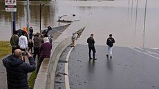 Velká voda vzala ást Windsorského mostu na pedmstí Windsoru. (5. ervence...