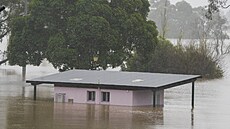 Dé�� v Novém Ji�ním Walesu ustává, záplavy ale neustupují a vyhání z domov� �ím...