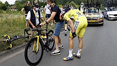 Vedoucí mu Wout van Aert po pádu v páté etap Tour de France