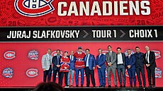 Jednička draftu Juraj Slafkovský na pódiu se zástupci Montrealu.