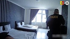 Muž vykrádal hotelové pokoje, policisté ho našli pod postelí v jednom z nich