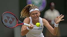Marie Bouzková returnuje ve tvrtfinále Wimbledonu.