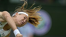 Marie Bouzková servíruje ve tvrtfinále Wimbledonu.