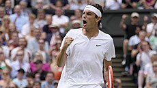 Amerian Taylor Fritz se raduje ze získané výmny ve tvrtfinále Wimbledonu.