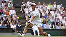 Španěl Rafael Nadal dobíhá balonek ve čtvrtfinále Wimbledonu.
