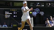 Rumunka Simona Halepová returnuje v semifinále Wimbledonu.