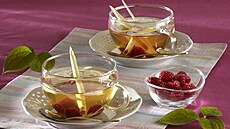 B�l� �aj s malinami a citronovou tr�vou
