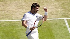 Cameron Norrie v semifinále Wimbledonu proti Novaku Djokoviovi.