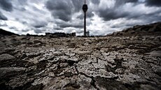 Koryto řeky Rýn, které vyschlo a popraskalo. (6. července 2022) | na serveru Lidovky.cz | aktuální zprávy
