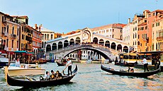 V Benátkách jsou skoro čtyři stovky mostů a můstků, z toho čtyři vedou přes...