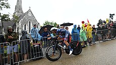 Dán Mads Pedersen na trati úvodní etapy Tour de France 2022.