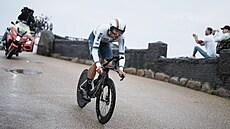 Ital Filippo Ganna na trati úvodní etapy Tour de France 2022.