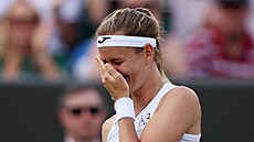 Marie Bouzková se raduje z postupu do tvrtfinále Wimbledonu.