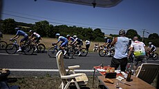 OBD U TRATI. Fanouci sledují peloton bhem sedmé etapy Tour de France.