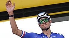 Mathieu van der Poel zdraví fanou�ky p�ed startem Tour de France.