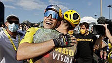 Wout van Aert se raduje z prvního etapového triumfu na Tour 2022.