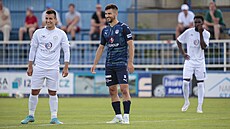 Hrá Slovácka Michal Trávník (v modrém) v pípravném zápase s MFK Vykov.