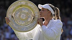 Vítězka Wimbledonu Jelena Rybakinová s vybojovanou trofejí.