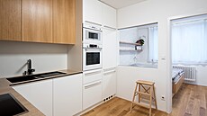 Sk�í�ky i sk�ín� jsou a� do stropu, proto je nezbytné mít hned po ruce sch�dky.