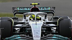 Lewis Hamilton z Mercedesu v tréninku na Velkou cenu Velké Británie F1.
