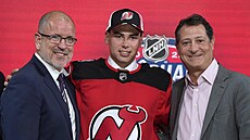 Slovenský obránce �imon Nemec pózuje v dresu New Jersey, které si ho vybralo...