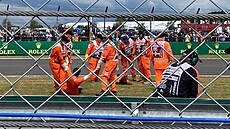 Mezi oran�ové tra�ové komisa�e se na Silverstonu zapletli stejn� barevní...