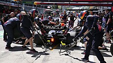 Sergio Perez a mechanici Red Bullu b�hem  tréninku v Rakousku