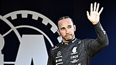 Lewis Hamilton z Mercedesu zdraví diváky po havárii ve Spielbergu.