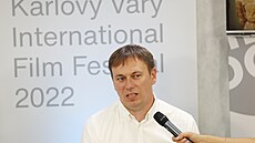 Re�isér Ji�í Vejd�lek na besed� v karlovarském Dom� �eské televize (4. �ervence...