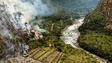 Plameny poblí historického msta Ink Machu Picchu v Peru (29. ervna 2022)