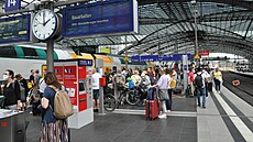 Cestující čekají na nástupišti vlakového nádraží v Berlíně (30. června 2022) | na serveru Lidovky.cz | aktuální zprávy