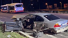 Mladá řidička havarovala v pražských Letňanech. Nabourala do zastávky MHD i...