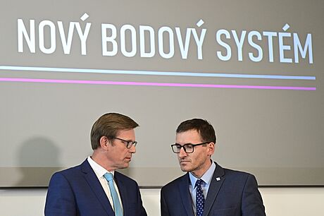 Ministr dopravy Martin Kupka (vlevo) a éf Besipu Tomá Neold na snímku z loského ervence, kdy pedstavovali novelu silniního zákona. (18. ervence 2022)