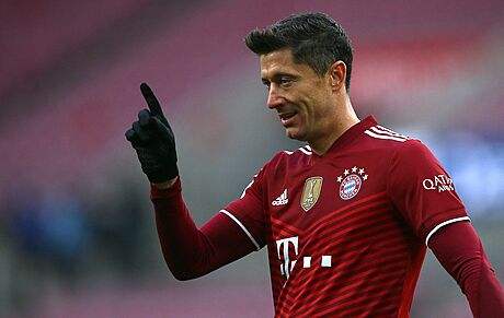 Robert Lewandowski, kanonýr Bayernu Mnichov, se raduje ze svého gólu.