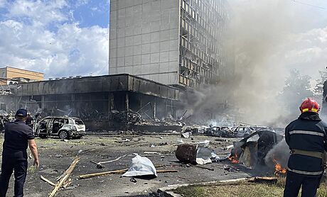 Ukrajintí hasii likvidují následky ruského útoku na obytnou budovu ve mst...