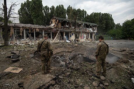 Ukrajintí vojáci obhlíejí následky ruského útoku v Dnipru. (16. ervence 2022)